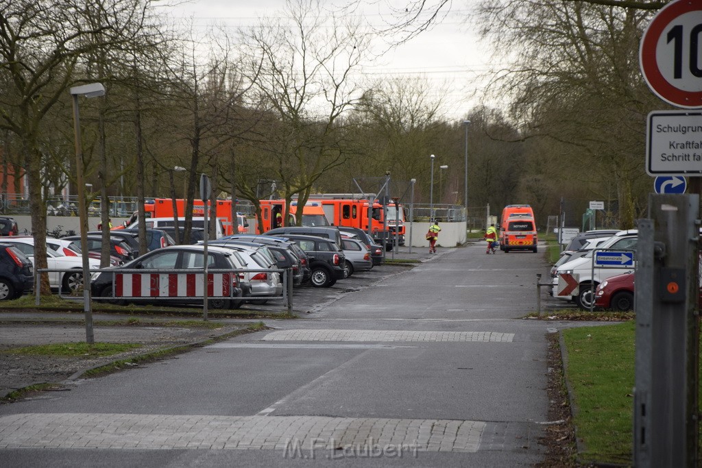 Einsatz BF Koeln Schule Burgwiesenstr Koeln Holweide P089.JPG - Miklos Laubert